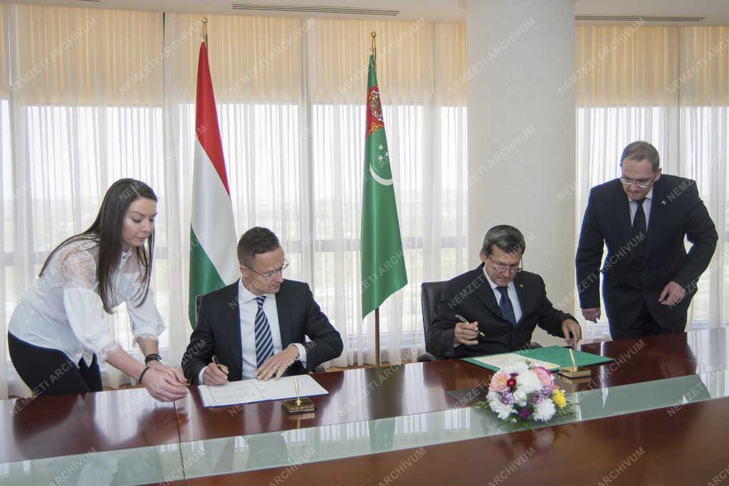 Szijjártó Péter Türkmenisztánban 