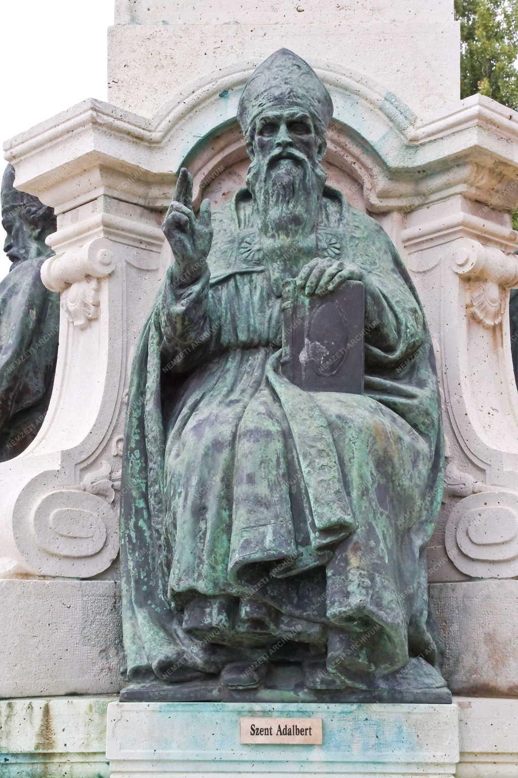 Szobrászat - Székesfehérvár - A Püspökkút részlete 