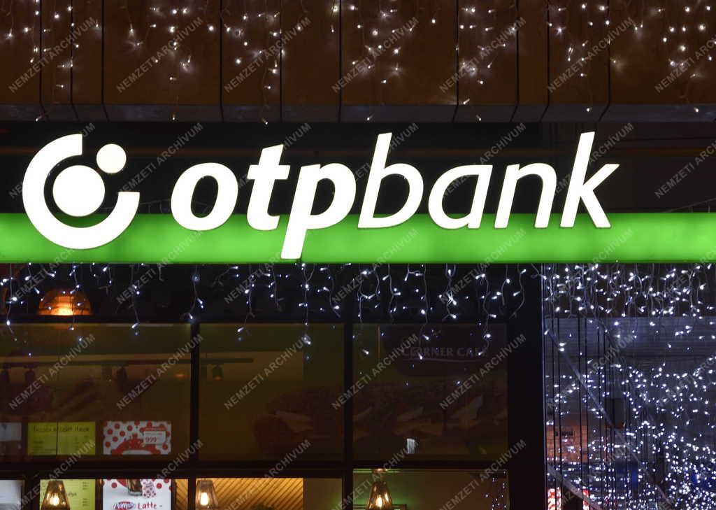 Pénzügy - Budapest - OTP Bank fiókja esti felvételen