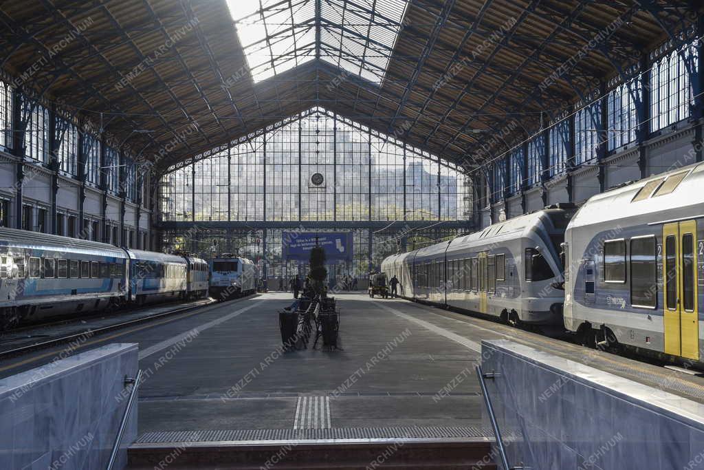 Közlekedés - Budapest - A Nyugati pályaudvar megújult csarnoka