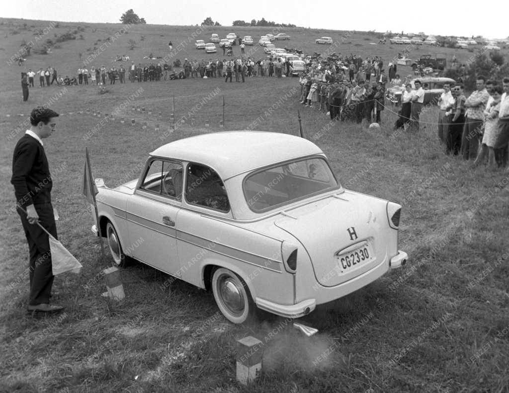 Szabadidő - Közlekedés -  Autósok és motorosok találkozója a Dunakanyarban