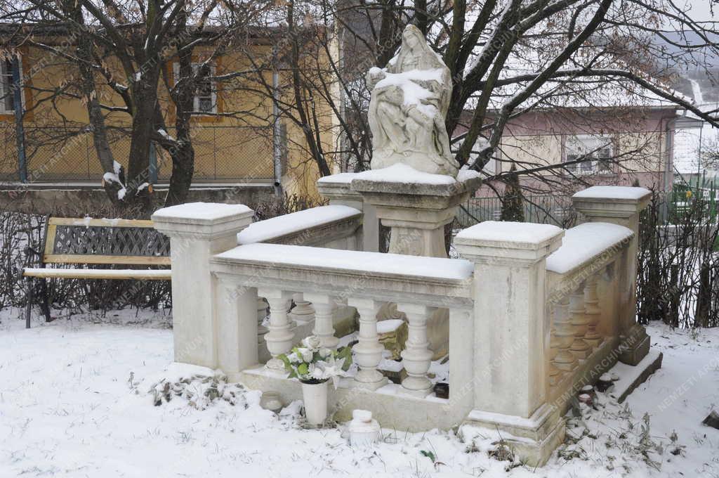 Táj, város - Pieta szobor - Nógrádsáp