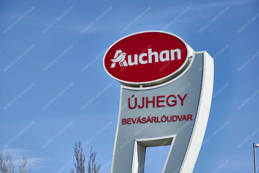 Kereskedelem- Budapest - Újhegy Bevásárlóudvar - Auchan 