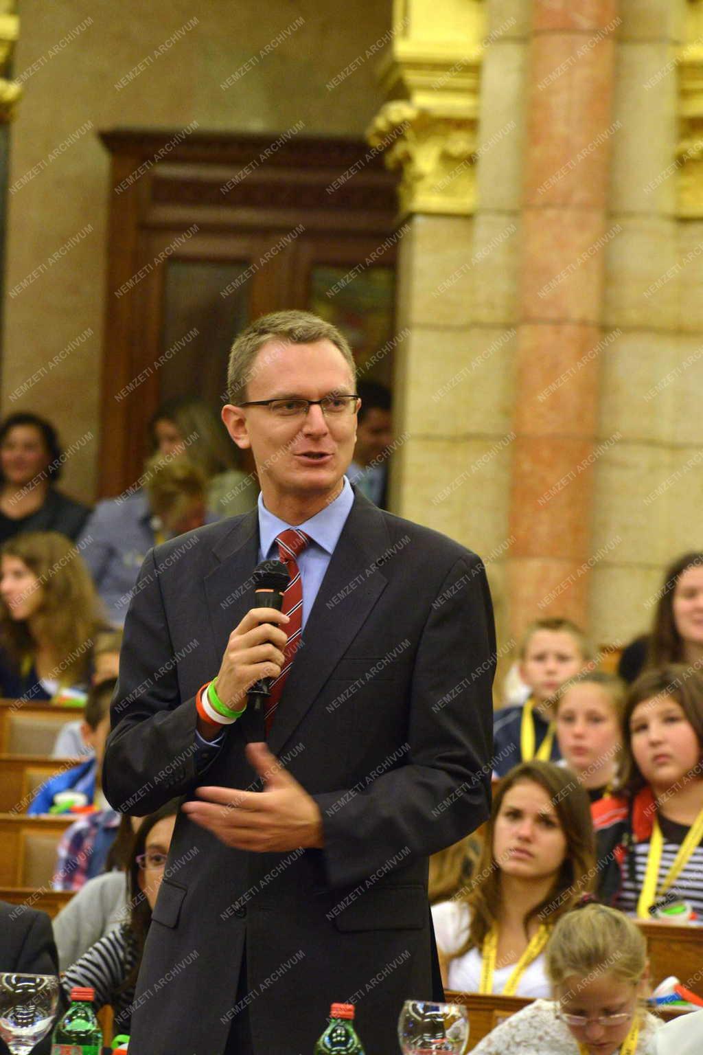 Gyermek és Ifjúsági Országgyűlést rendeztek a Parlamentben