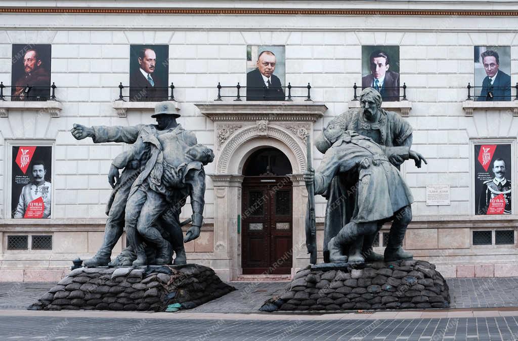 Óriási honvédszobrok másolatok a Várkert Bazár előtt