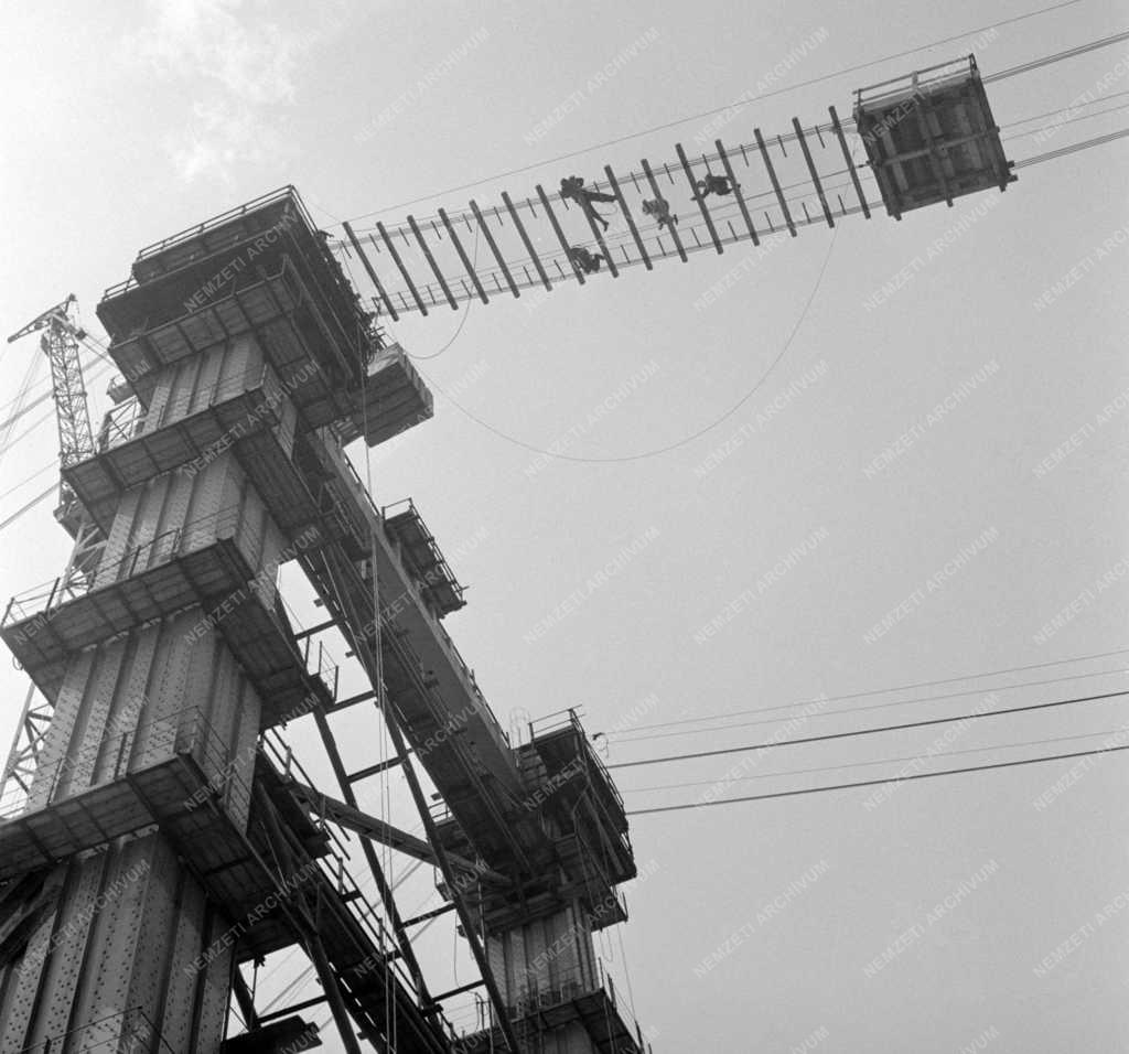 Építőipar - Épül az Erzsébet híd