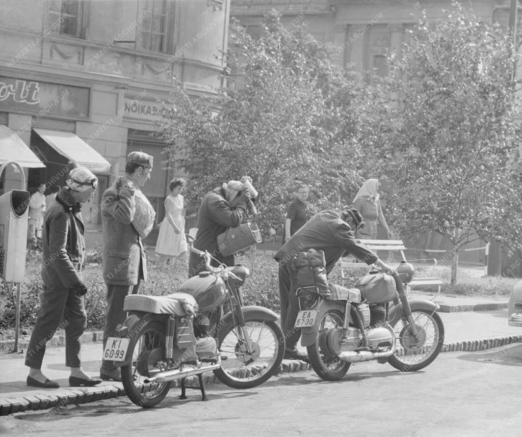 Városkép-életkép - Motoros turisták Gyöngyösön
