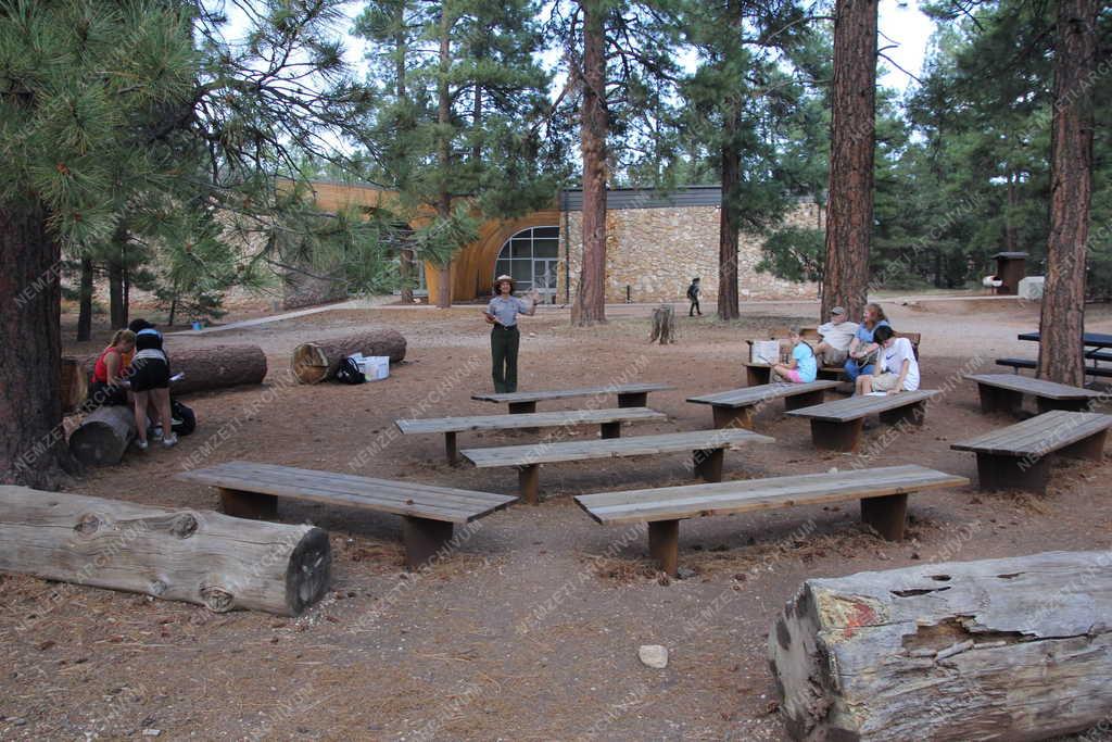 Zsáner - Előadást tartó parkőr a Grand Canyon területén