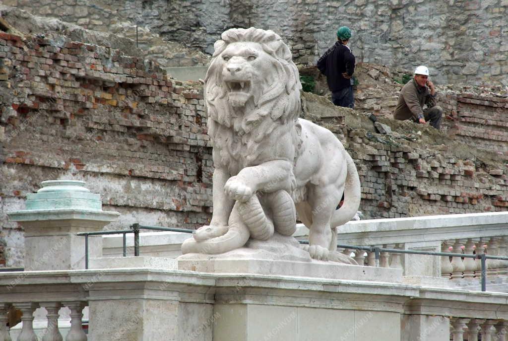 Köztéri szobor - Budapest - A Várkert Bazár felújított oroszlánja