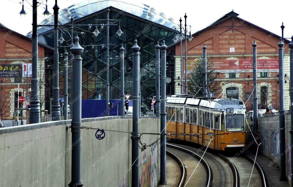 Közlekedés - Budapest - A 2-es villamos a Bálnánál