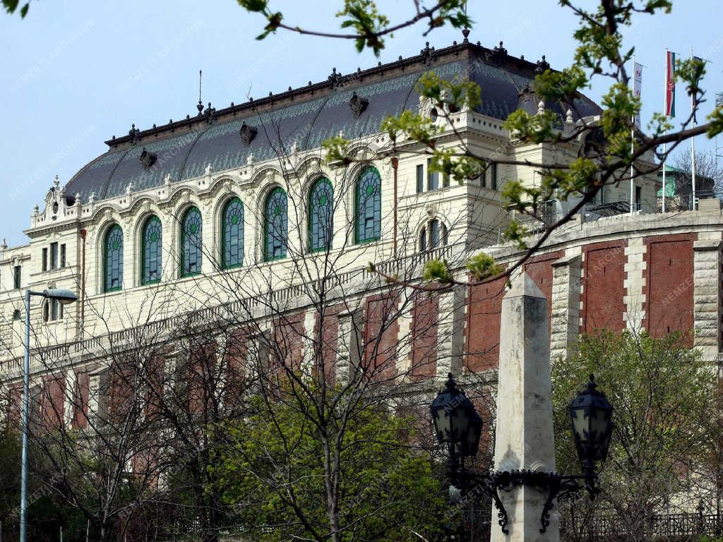 Városkép - Budapest - Az újjáépített budavári lovarda épülete