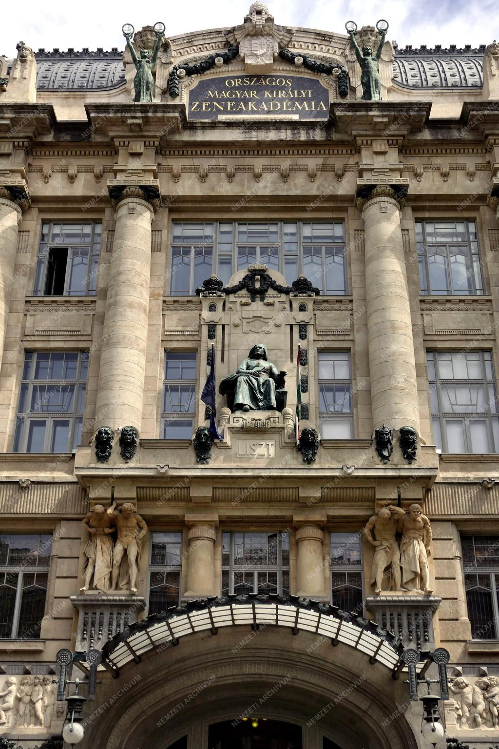 Kultúra - Budapest - Liszt Ferenc zeneszerző szobra a Zeneakadémián