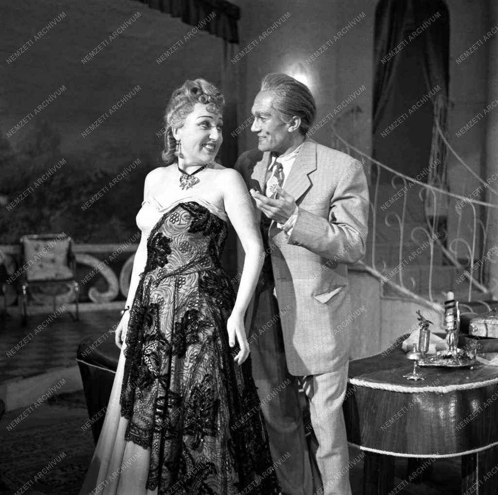 Kártyavár - bemutató a Pécsi Nemzeti Színházban