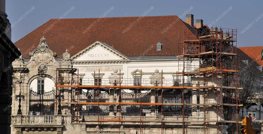 Műemlékvédelem - Budapest - Restaurálják a vári turulmadarat