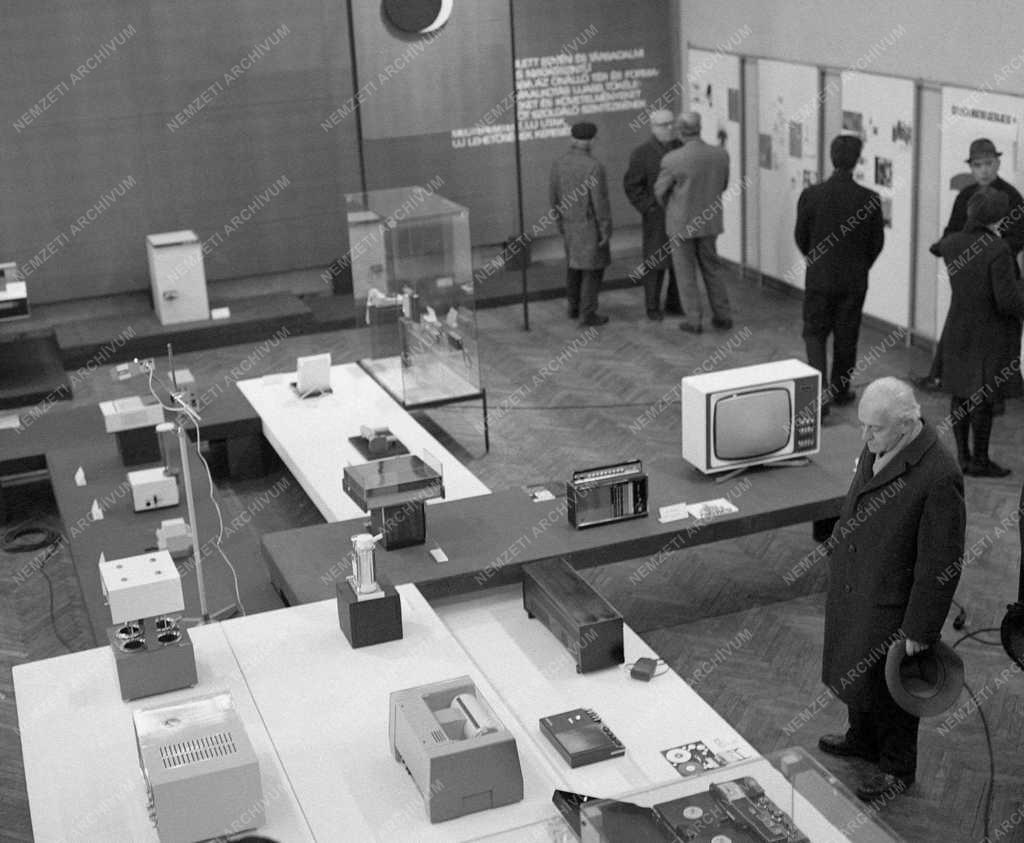 Kultúra - Ipari forma és reklámgrafika kiállítás