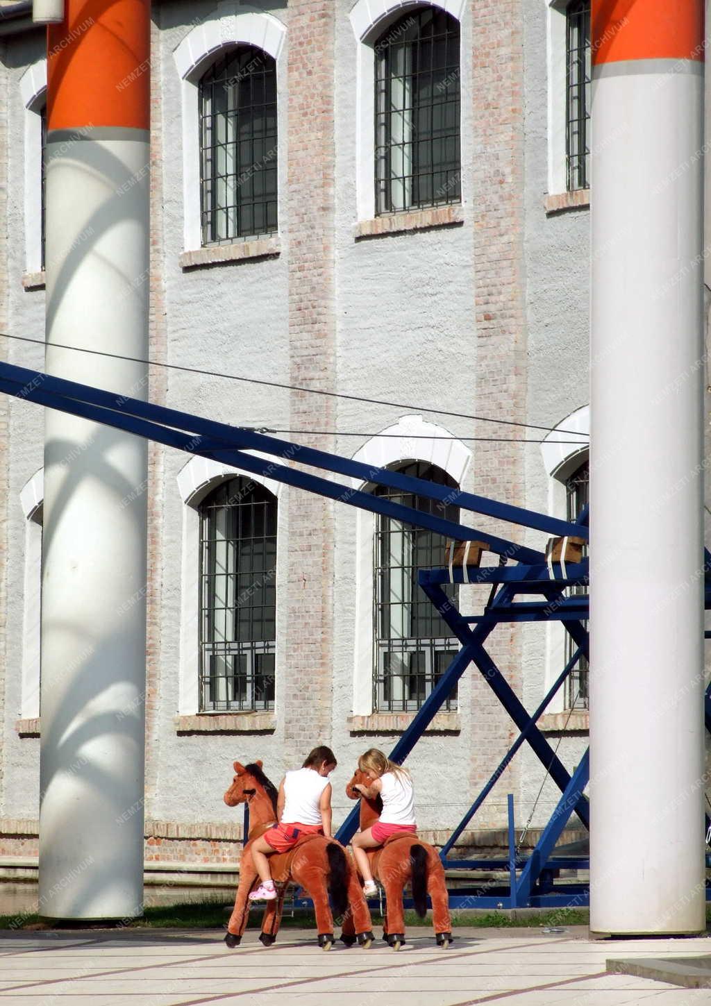 Életkép - Játszó gyerekek a Millenárison