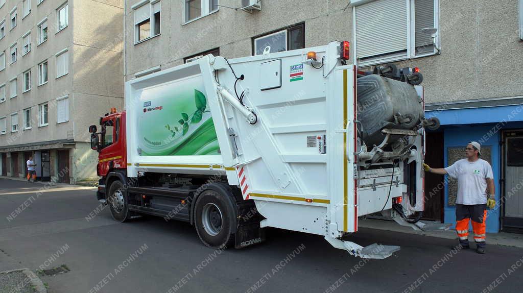 Innováció - Debrecen - Elektromos meghajtású kukásautó