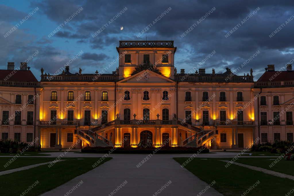 Műemlékvédelem - Fertőd - A felújított Esterházy-kastély esti felvétele