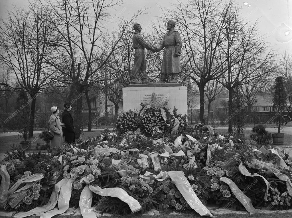 Kultúra - Szobrászat - Szovjet hősi emlékmű