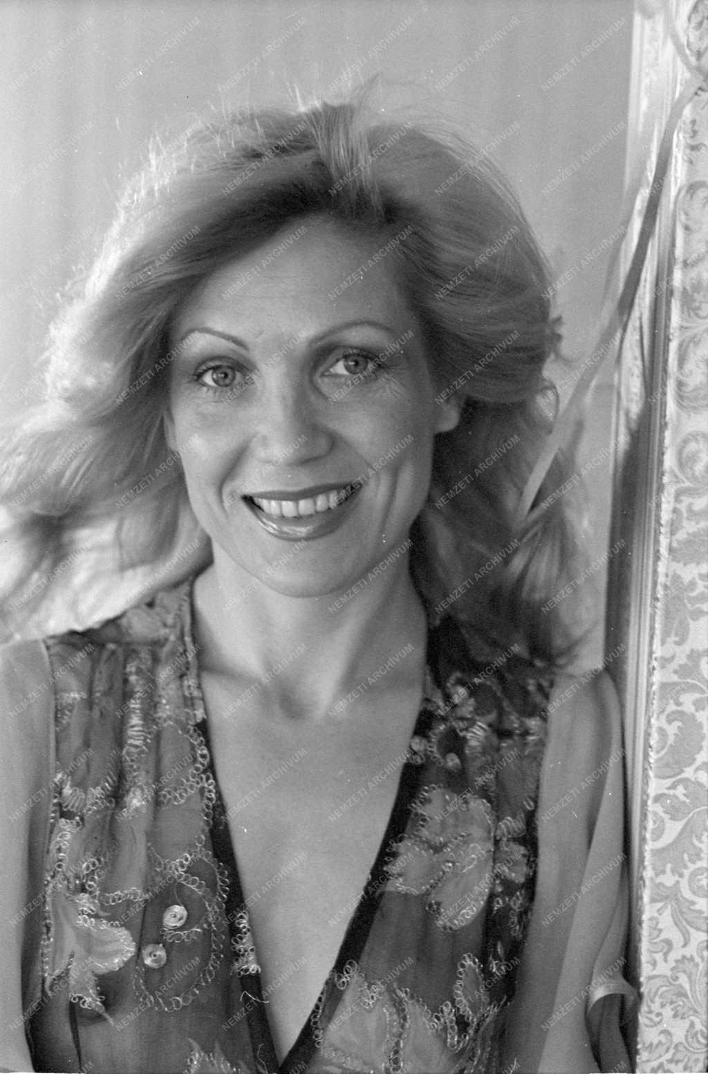 Kultúra - Adamis Anna dalszerző, költő