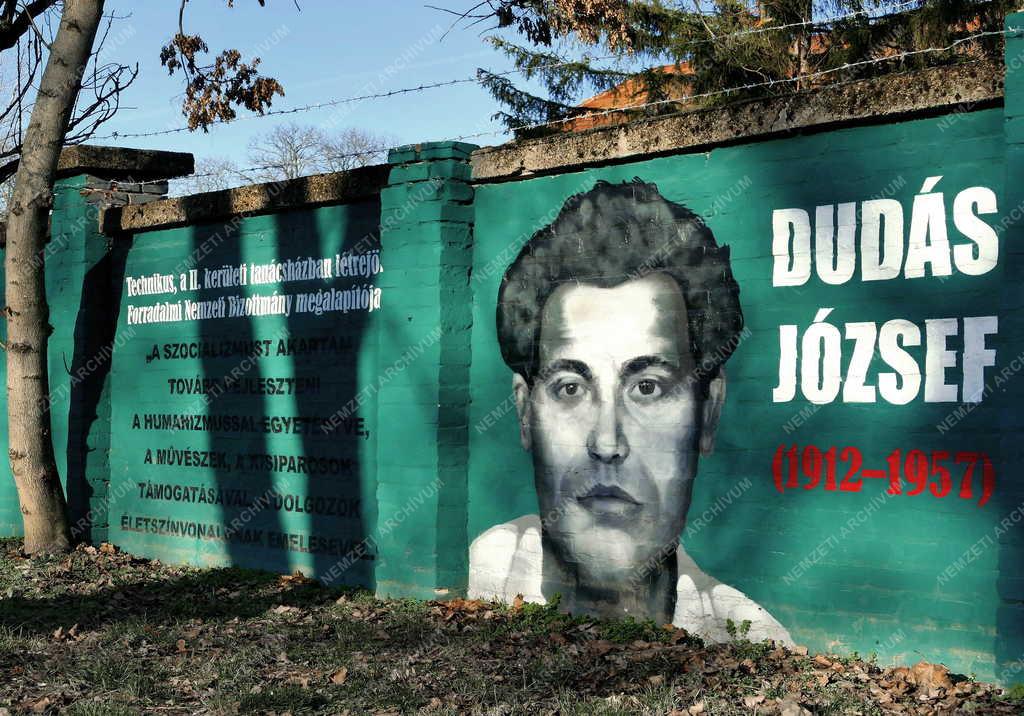 Emlékezés - Budapest - 1956-os hősöket bemutató falfestmények Pasaréten