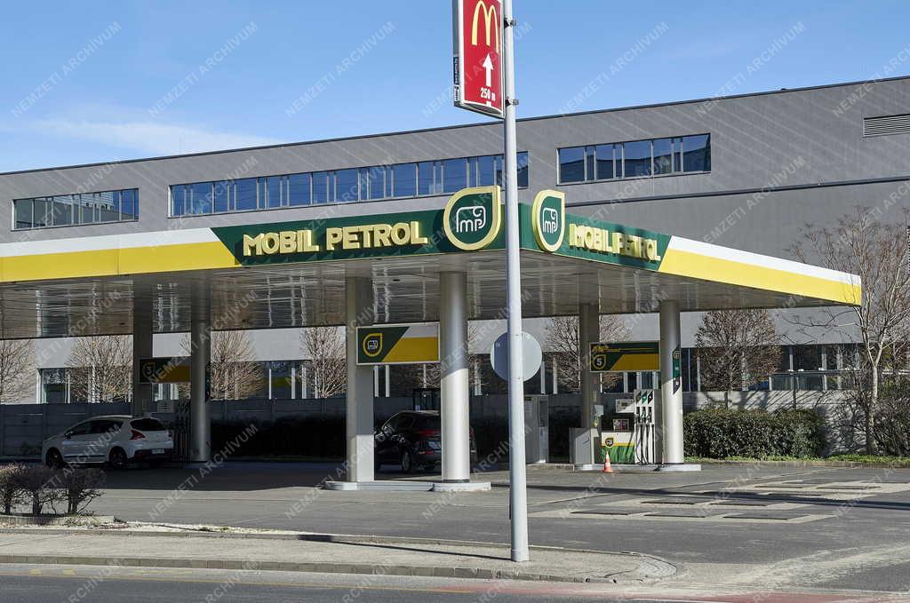 Közlekedés - Energia - Mobil Petrol benzinkút Kőbányán