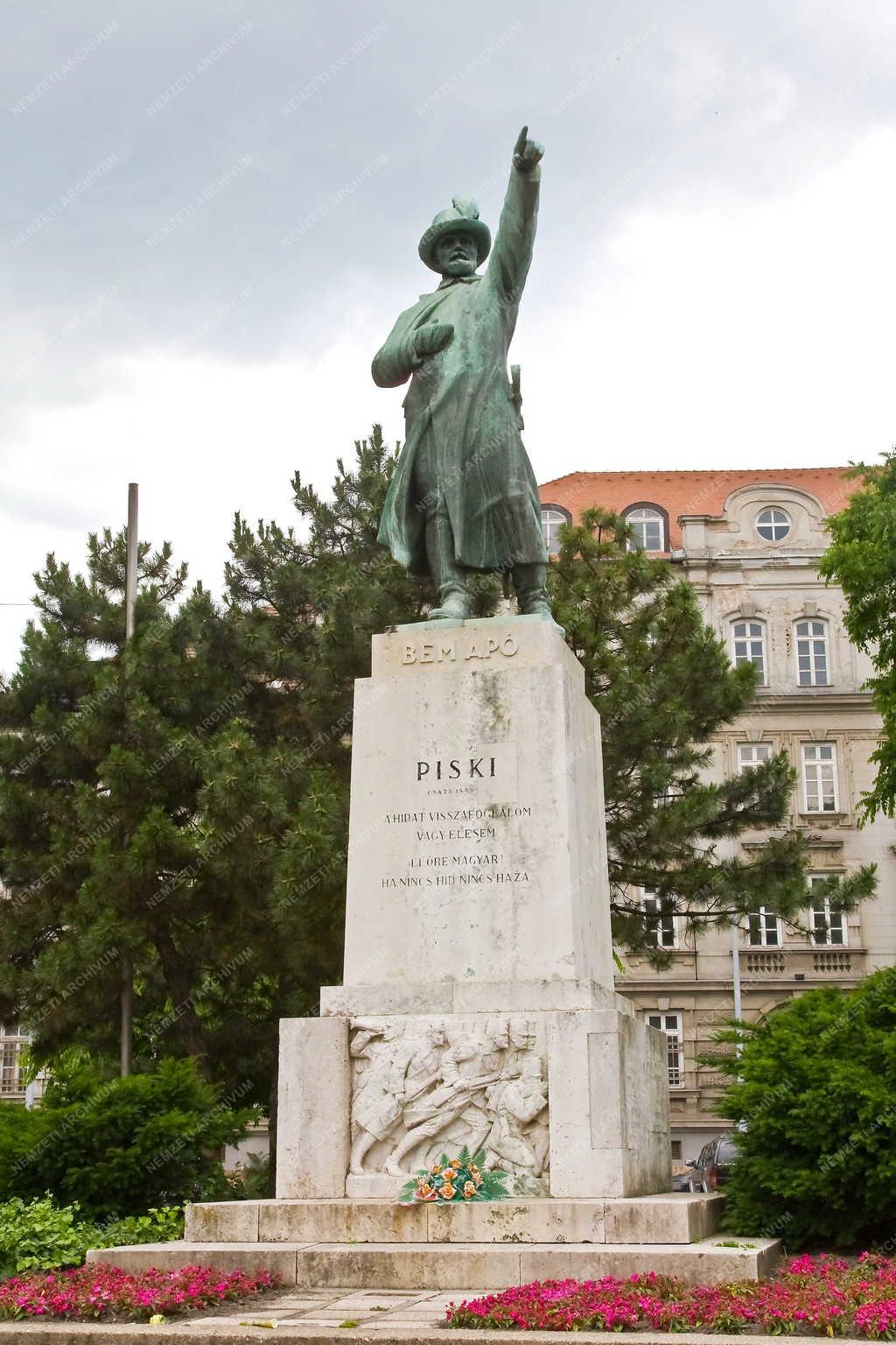 Műalkotás - Budapest - Bem József szobra