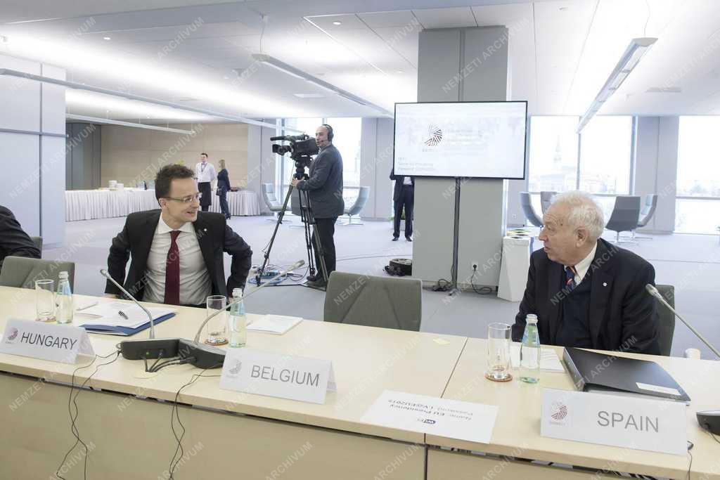 Szijjártó Péter külgazdasági és külügyminiszter Rigában