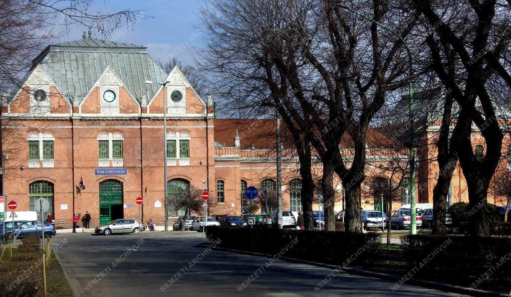 Városkép - Cegléd - A vasútállomás épülete