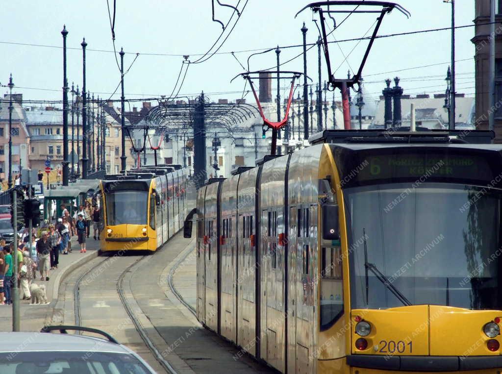 Közlekedés - Budapest - Villamosok a Margit hídnál
