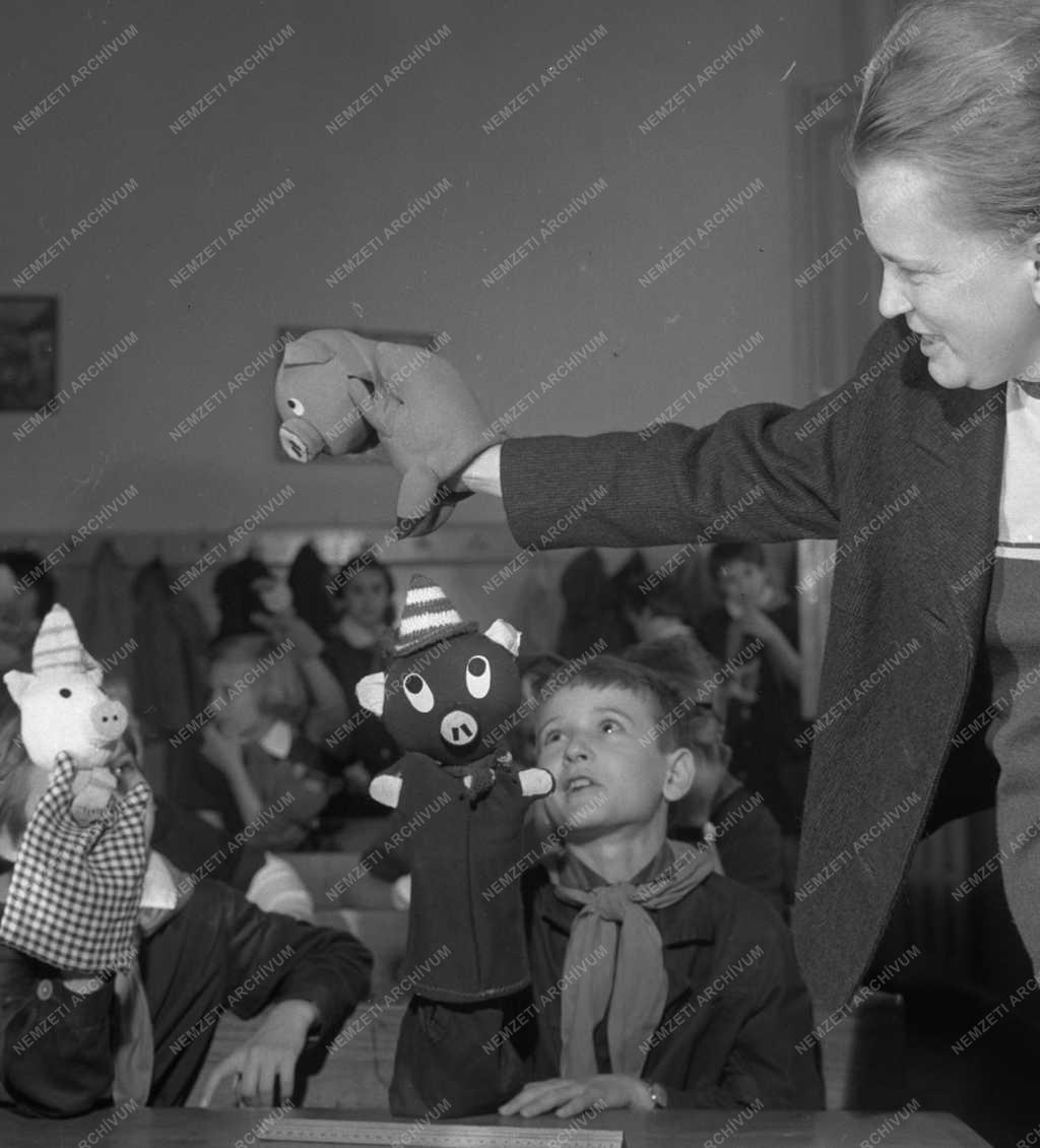 Oktatás - Bálint Ágnes és Mazsola egy budapesti iskolában