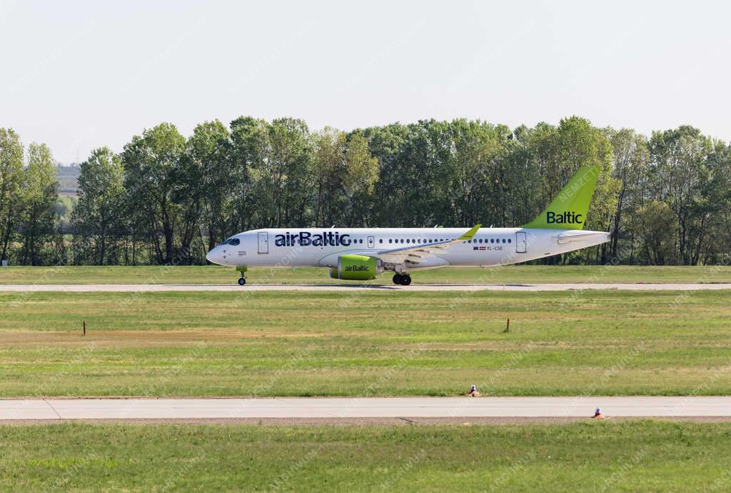 Légi közlekedés - Budapest - Utasszállító repülőgép Ferihegyen