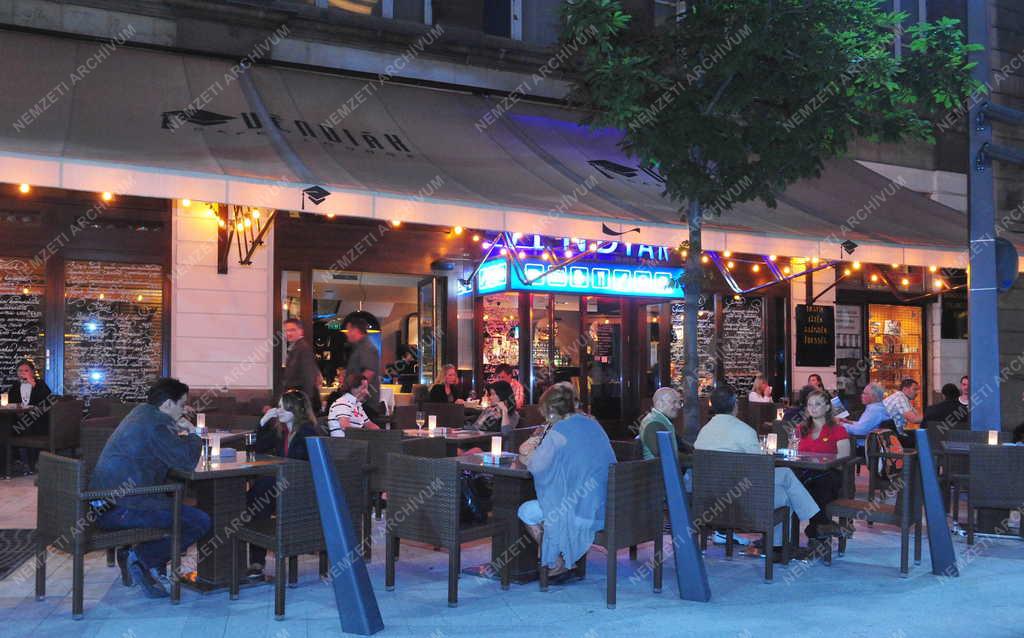 Vendéglátás - Budapest - Esti utcakép