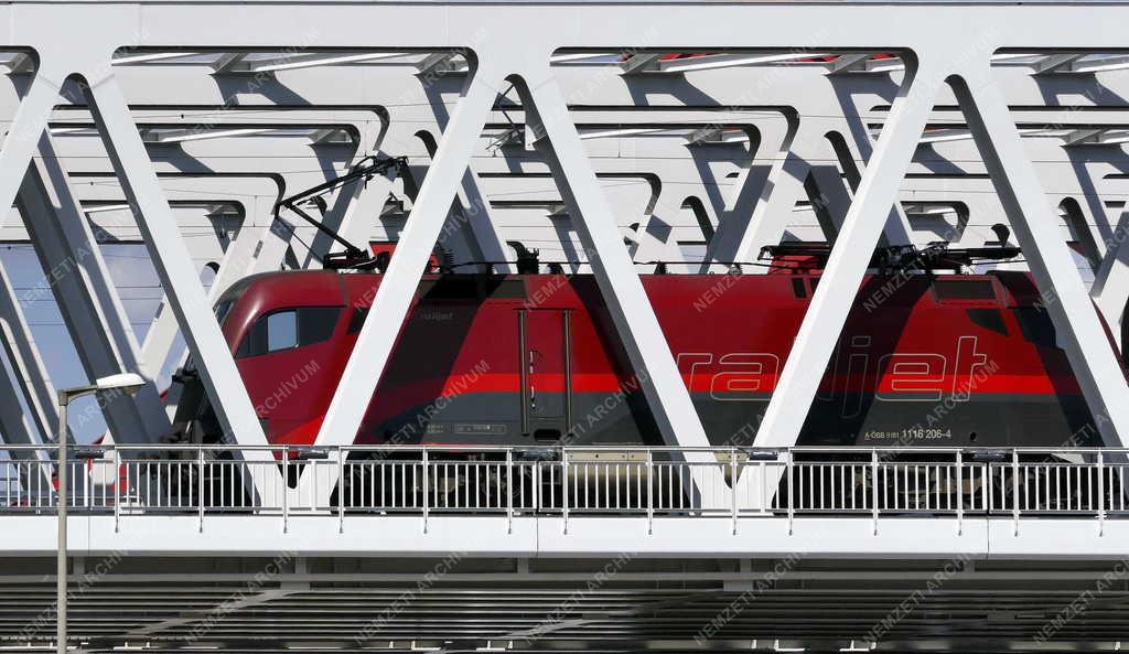 Közlekedés - Budapest - Railjet vonat az Összekötő vasúti hídon