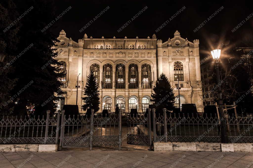 Épület - Budapest - A Pesti Vigadó esti kivilágításban
