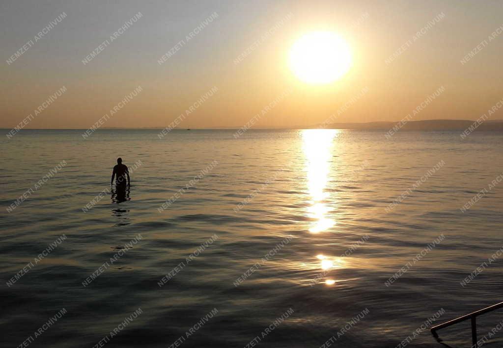 Természet - Balatonakarattya - Aranyhíd a Balaton víztükrén