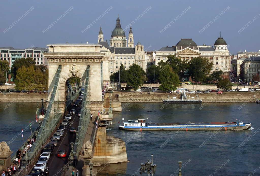 Közlekedés - Budapest – Teherhajó a pesti Duna-szakaszon