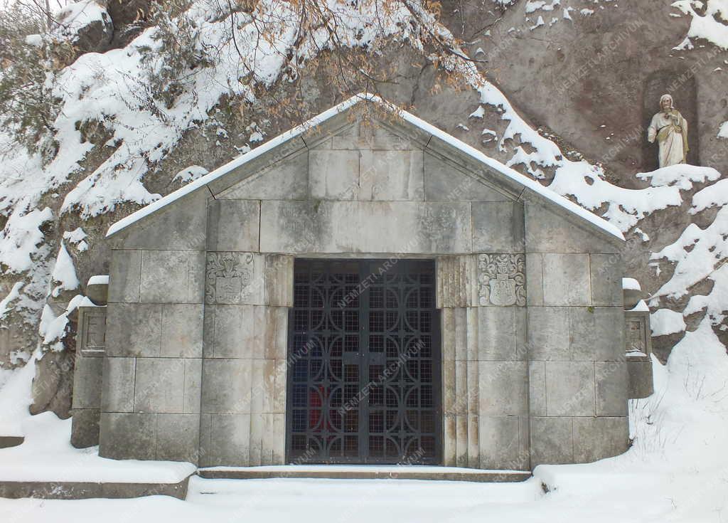 Városkép - Zebegény -  Sziklaszentély