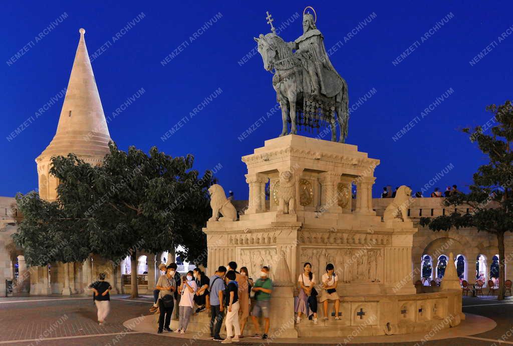 Szent István király lovas szobra