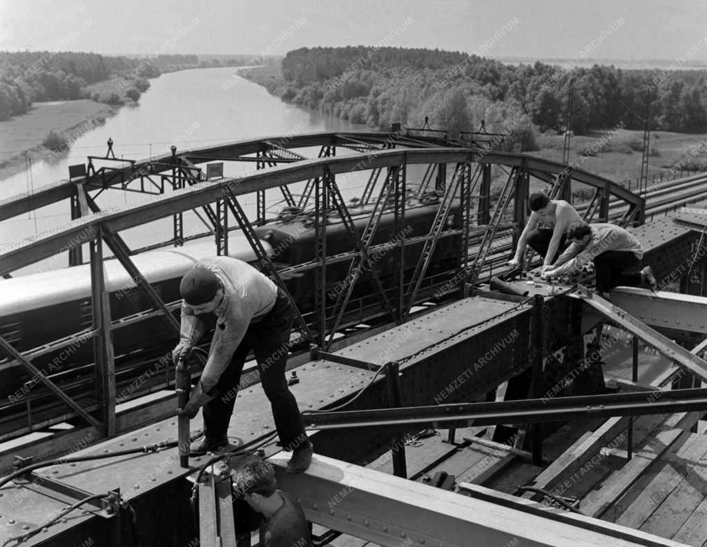 Közlekedés - Kétvágányú vasúti híd épül a Rába folyó felett Győrnél 