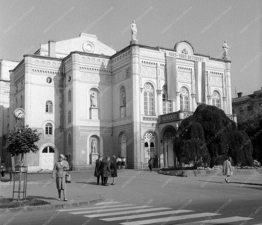 Kultúra - Száz esztendős a debreceni Csokonai Színház