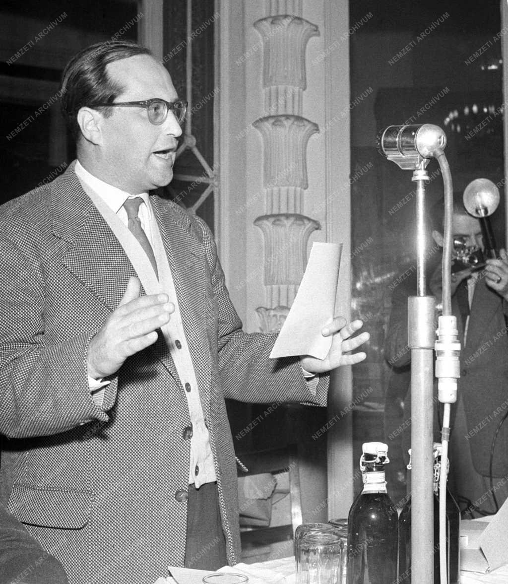 Könyvkiadás - József Attila kötet az Olcsókönyvtár kétszázadik kiadványa