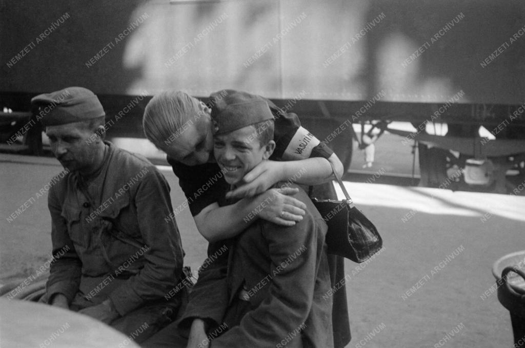 Hadsereg - Hadifoglyok hazaérkezése