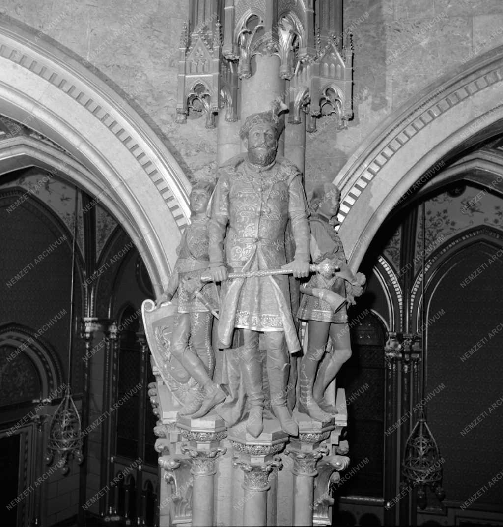 Építészet - Országház - Királyszobrok