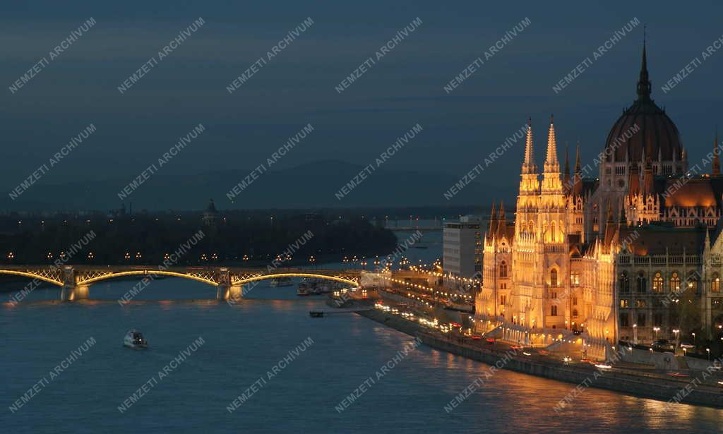  Budapest - A Margit híd - Parlament 