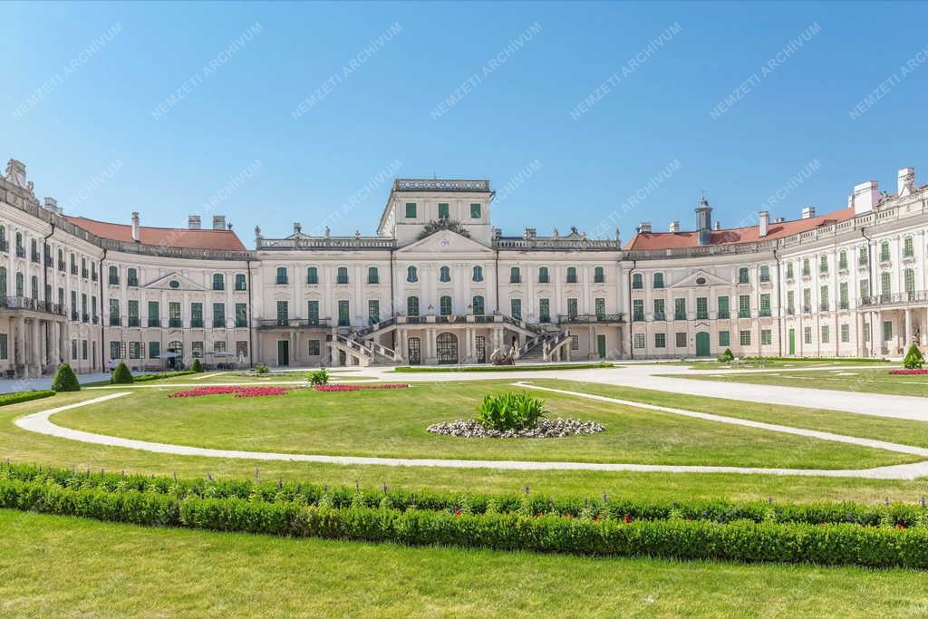 Épület - Az Esterházy-kastély 