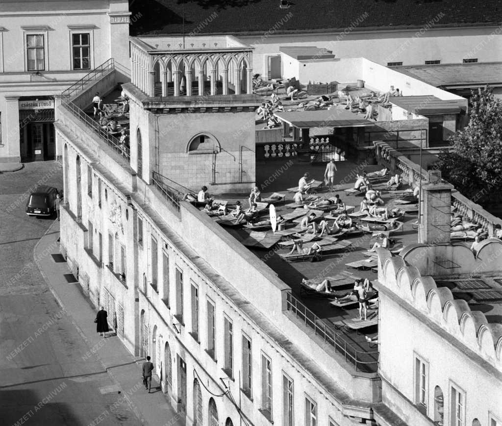 Városkép - Életkép - Budapest - Napozók a Lukács Gyógyfürdőben