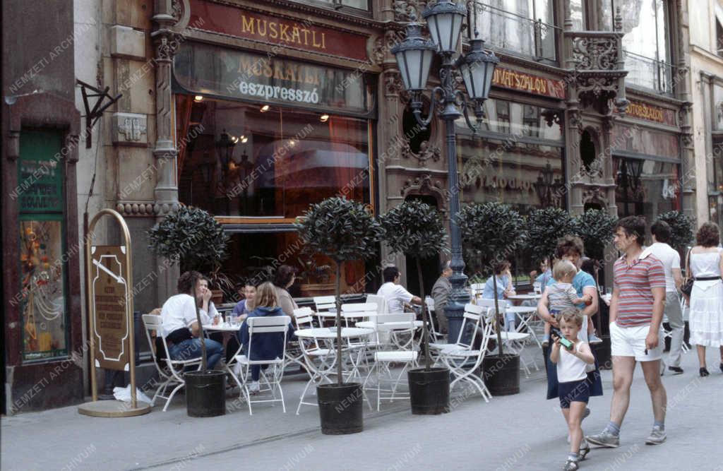 Városkép - Budapest belváros - Muskátli presszó