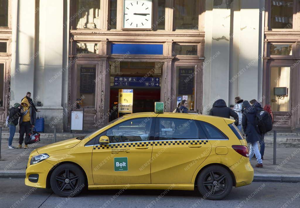 Szolgáltatás - Közlekedés - Taxi a Baross téren a Keleti pályaudvarnál