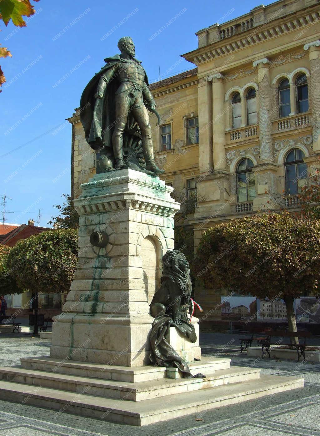 Köztéri szobor - Révkomárom - A Klapka-emlékmű